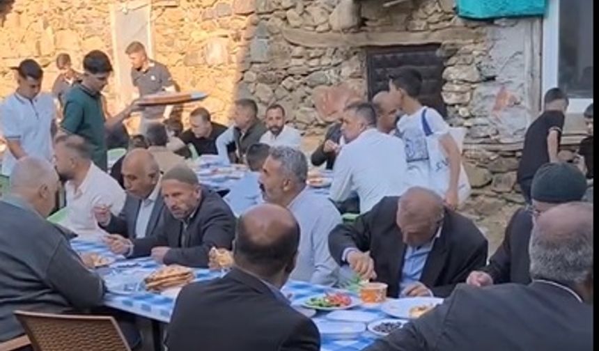 Bitlis’teki Başhan köyündeki vatandaşlar bayramı bir arada geçiriyor