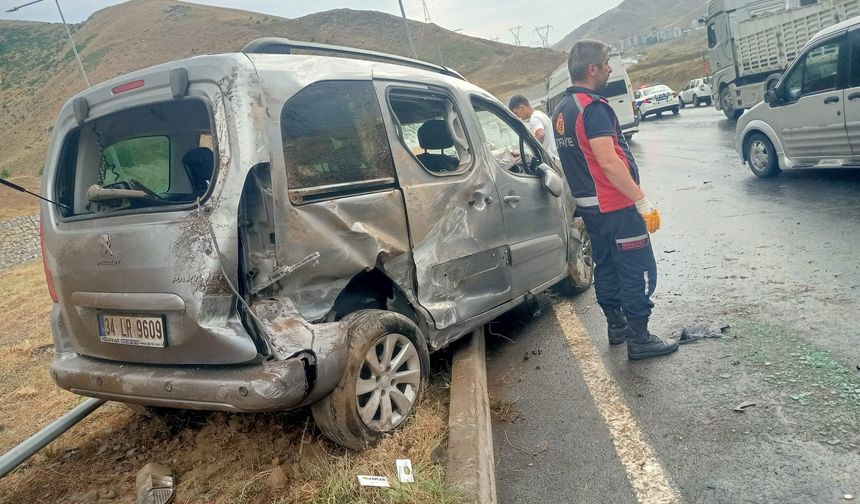 Beşinci Etap Kavşağında Kaza: İki kişi Yaralandı