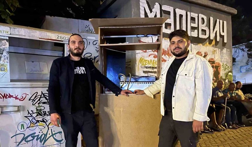 Bu gençler ekmeklerini gardıroptan kazanıyor