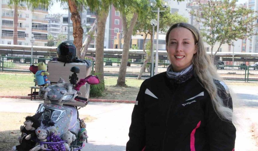 Kadın kurye, renkli motosikletiyle trafikte ilgi odağı oldu