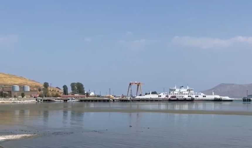 Vangölü Alarm Veriyor! Gölün Ortasında Kirlilik Tabakası Görüntülendi