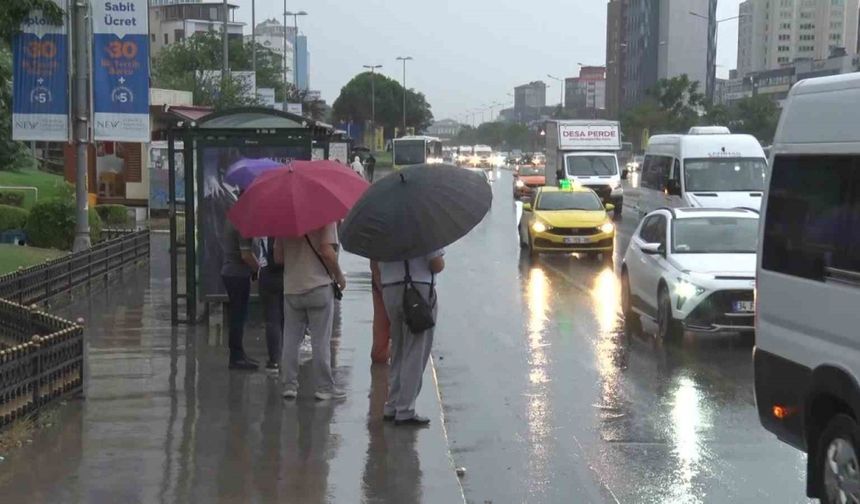 İstanbul’da sağanak yağış sabah saatlerinde de etkisini sürdürüyor