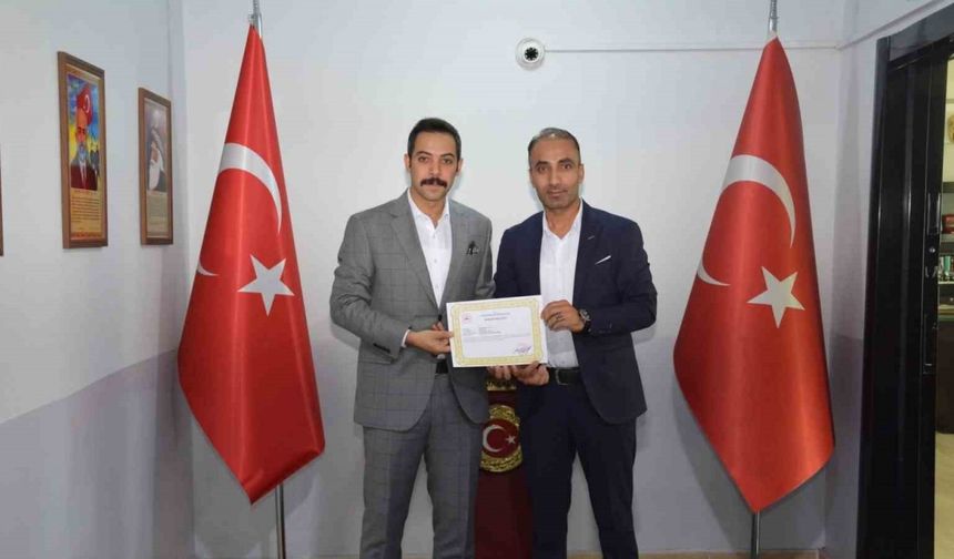 Kaymakam Uzun’dan yavru kediyi kurtarıp annesine kavuşturan öğretmene başarı belgesi