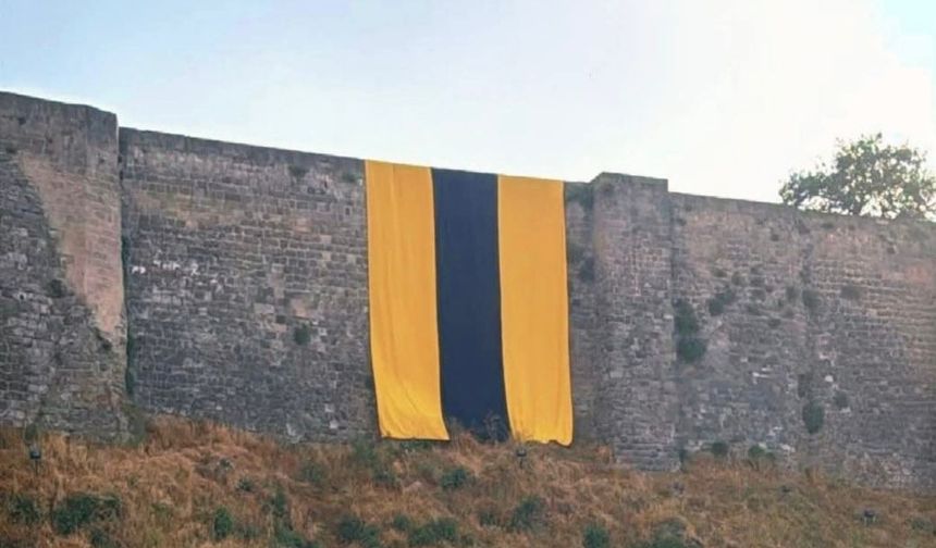 Tarihi Bitlis Kalesi’ne Bitlis Spor Bayrağı Asıldı