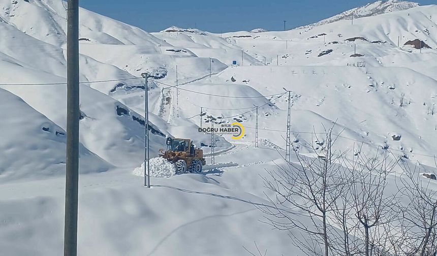 Heyelanla Kapanan Mutki Köy Yolu Açıldı: Öğrenciler ve Vatandaşlar Rahat Nefes Aldı