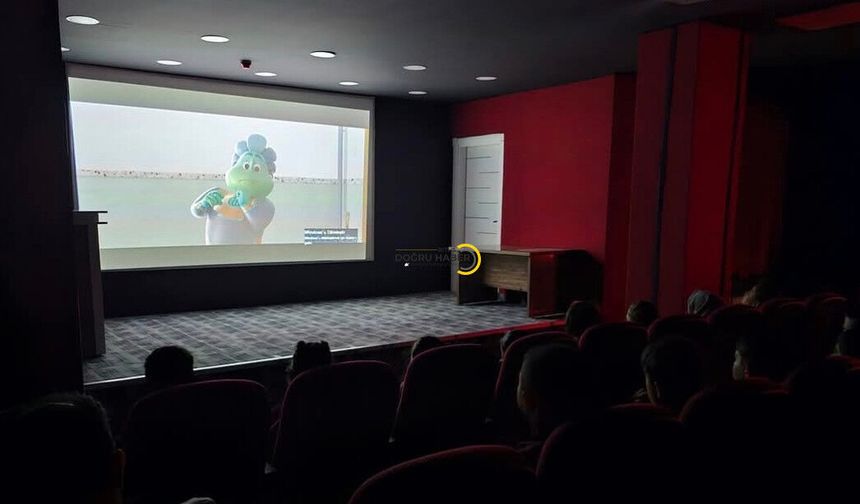 Güroymak’ta Kırsaldaki Öğrenciler İçin Sinema Etkinliği Düzenlendi