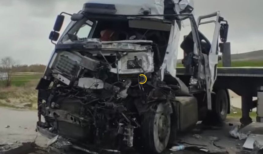 Ahlat’ta İki TIR Çarpıştı: 1 Kişi Ağır Yaralı