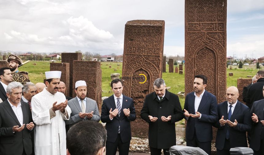 İçişleri Bakanı Mustafa Çiftçi, Ahlat Selçuklu Meydan Mezarlığı’nı Ziyaret Etti