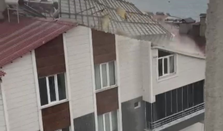 Ahlat'ta Fırtına Çatıyı Havaya Uçurdu