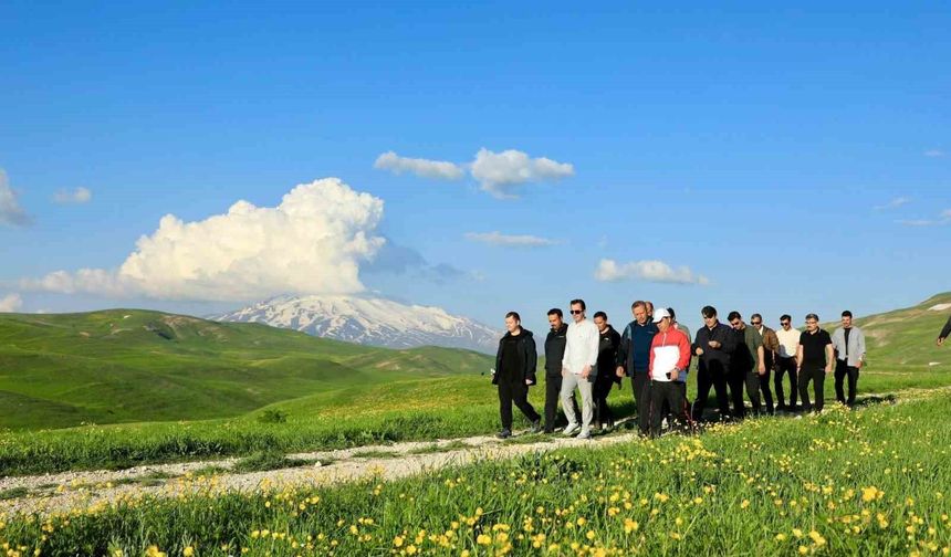 Bitlis'te Sütey Yaylası'nda Doğayla İç İçe Yürüyüş