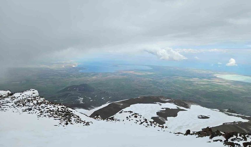 Süphan Zirvesine Tek Başına Ulaştı