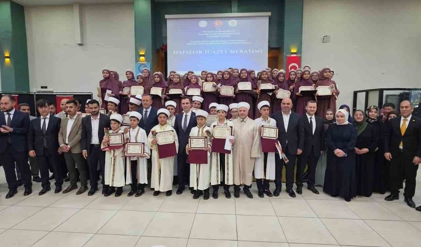 Tatvan'da 56 Öğrenci Hafızlık İcazeti Aldı