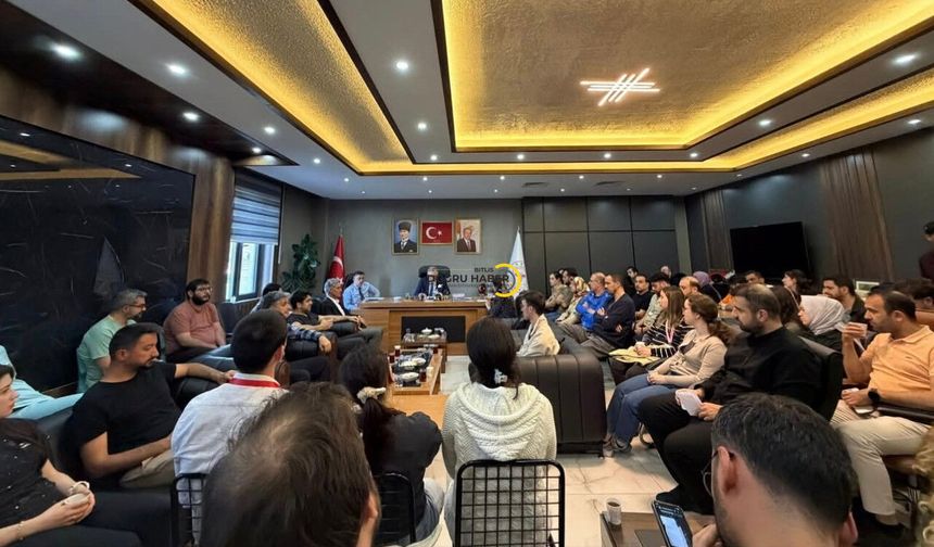 Bitlis'te Hekimlerle Değerlendirme Toplantısı: "Bir Hekimin Dokunduğu Hayat Bir Toplumun Geleceğine Umut Olur"