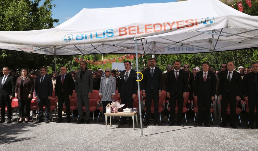 Bitlis’te Halk Eğitim Kursiyerlerinin Yıl Sonu Sergisi Açıldı