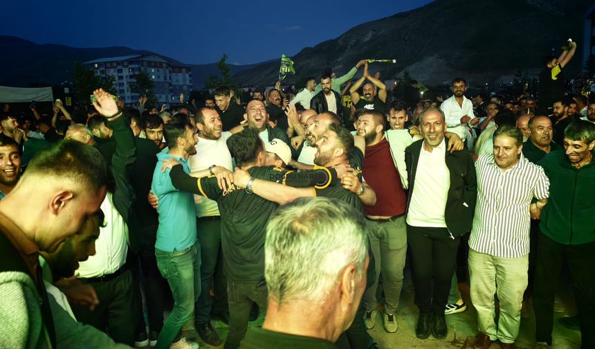 Bitlis Spor 1916 profesyonel lige yükseldi: Şampiyonluk sevinci sokaklara taştı