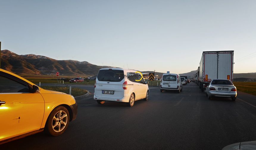 Bitlis-Tatvan Karayolunda Yol Çalışması Trafiği Kilitledi
