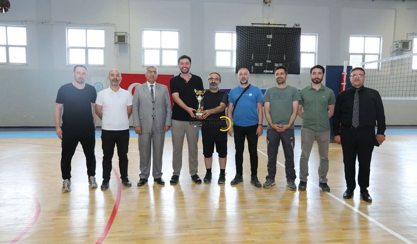 BEÜ'de kurum içi voleybol turnuvası sona erdi