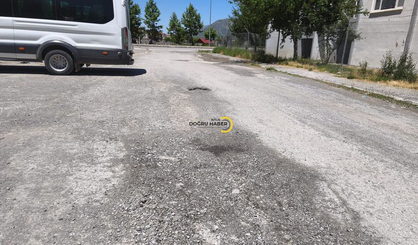 Bitlis'te Yol Çukurlarına Geçici Çözüm Tepki Çekiyor