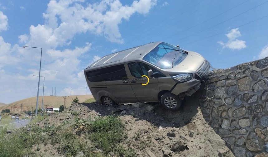 Bitlis'te Korkutan Kaza! Araç Duvara Çarparak Durabildi