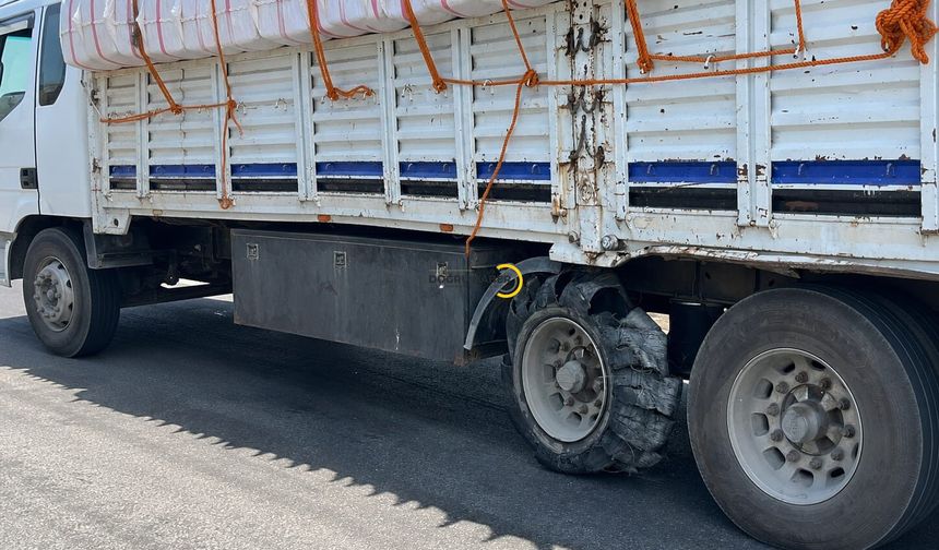 Bitlis'te Lastik Kaplaması Yola Savruldu