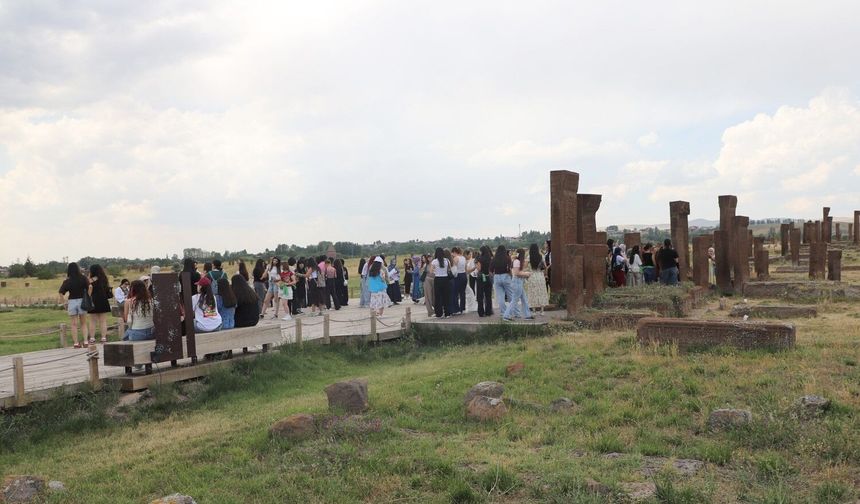Ahlat Selçuklu Meydan Mezarlığı Ziyaretçilerini Büyülüyor