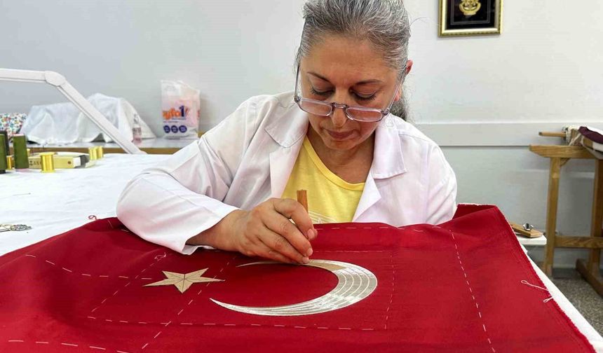 Çeyizlerin İlk Emeği Olan Türk Bayrağı Geleneği Yaşatılıyor