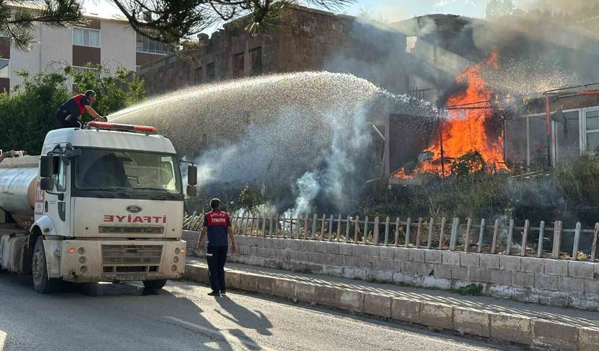 İş Yeri Bahçesindeki Yangın Korkuttu