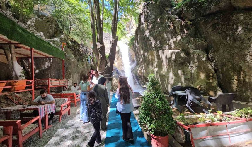 Nehri Şelalesi Yazın Gözdesi Oldu