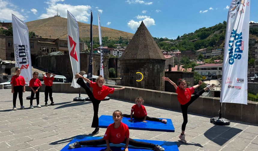 Tarihi mekanlar gençlerin gösterisine sahne oldu
