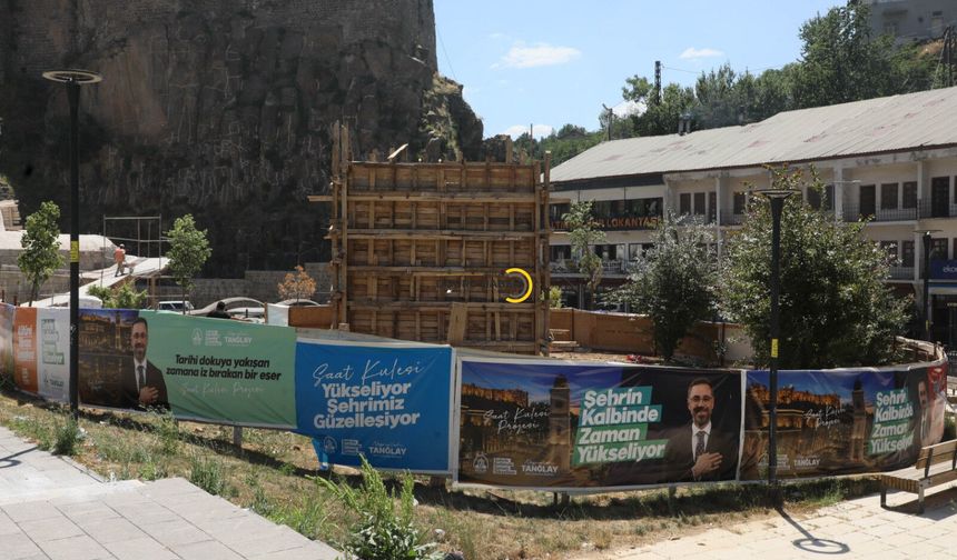 Bitlis'e Tarihi Dokuya Uygun Saat Kulesi Yapılıyor