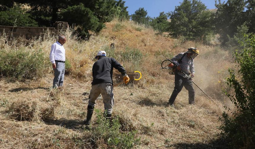 Bitlis'te Mezarlıklarda Bakım ve Temizlik Çalışmaları Aralıksız Sürüyor