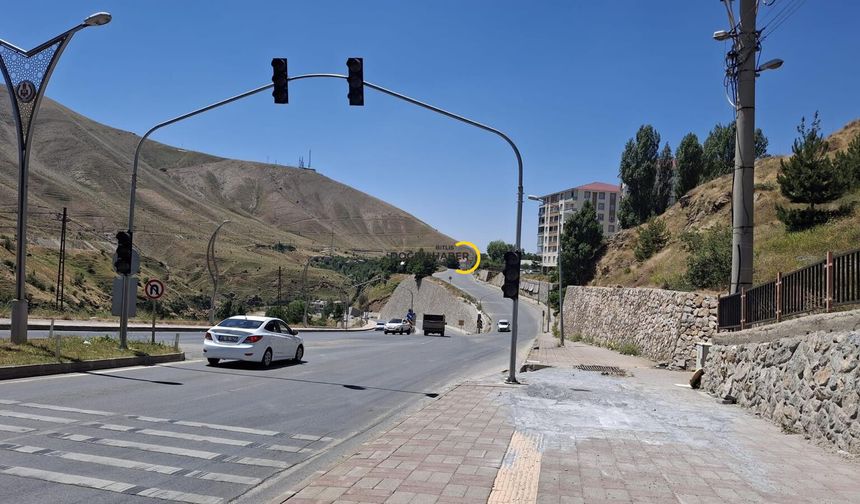 Bitlis'te Günlerdir Yanmıyor, Tehlike Büyüyor