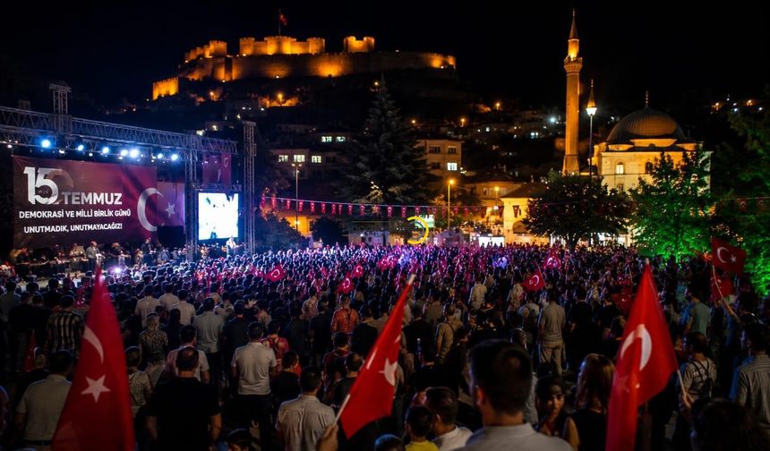 Bitlis'te Geceyi Sela Sesleri Sardı