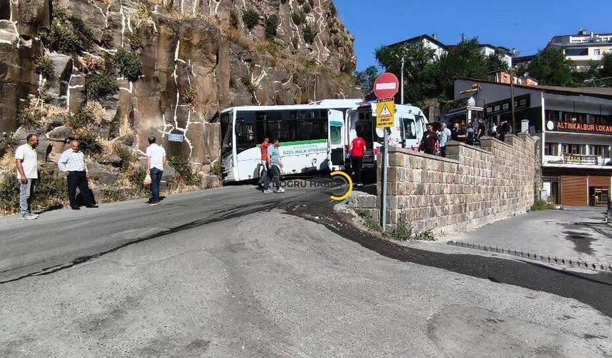 Bitlis’te Halk Otobüsü Kaleye Çarptı: Çok Sayıda Yaralı Var