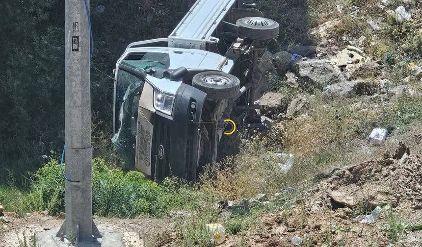 Bitlis'te Kamyonet Şarampole Devrildi