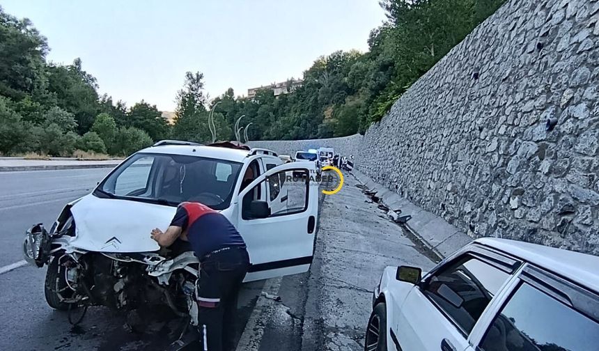 Bitlis'te Feci Kaza! 4 Yaralı