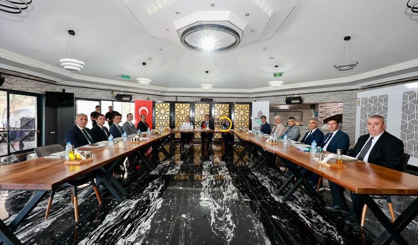 Bitlis'te KÖYDES ve BSK Yatırımları Masaya Yatırıldı: Vali Karakaya'dan 300 Kilometre Asfalt Hedefi