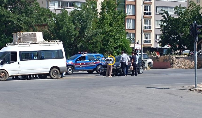 Bitlis'te Ahmet Eren Bulvarı'nda Maddi Hasarlı Trafik Kazası