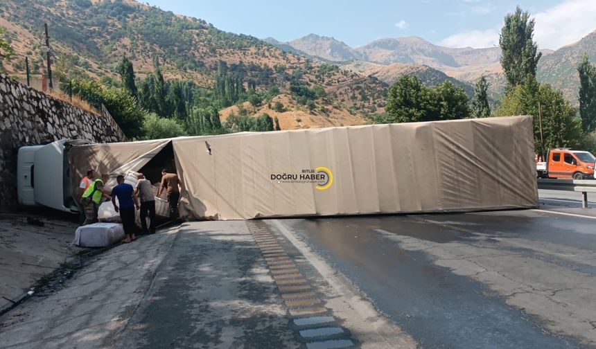 Bitlis-Baykan Yolunda TIR Devrildi!
