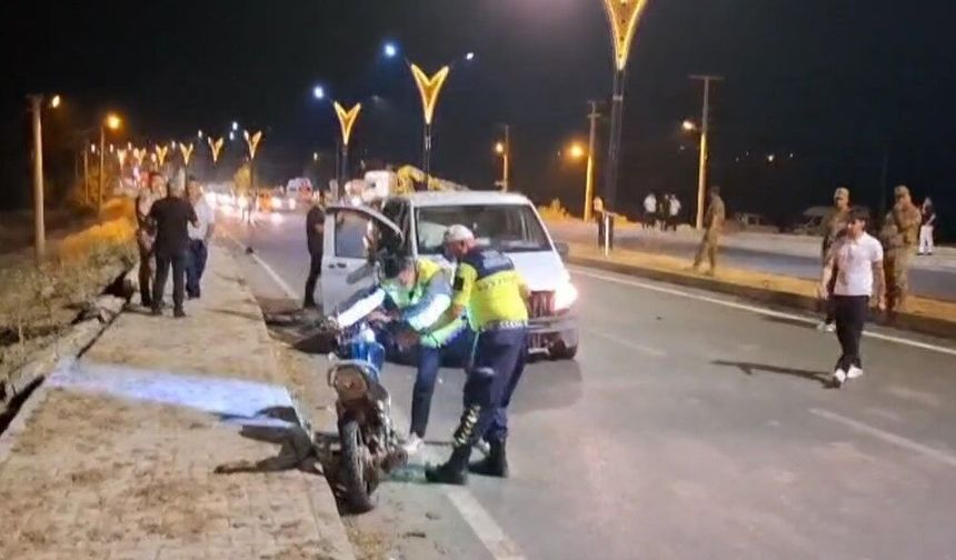 Bitlis'te Motosiklet Ile Otomobil Çarpıştı