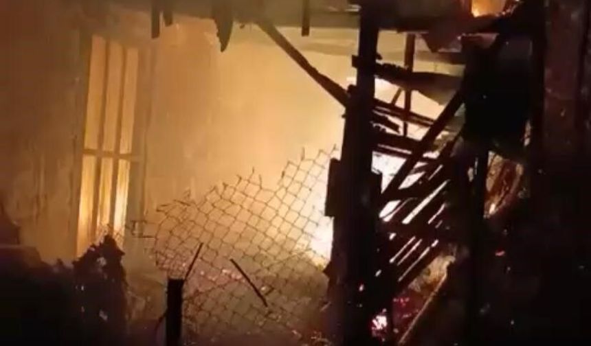 Hatay'da Ahşap Ev Yangında Kül Oldu