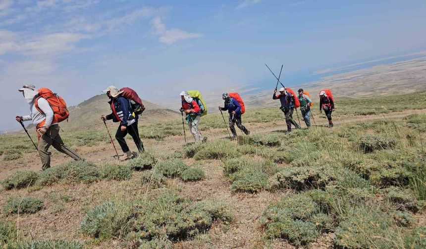 İranlı Dağcılar Süphan Dağı'nın Zirvesine Ulaştı