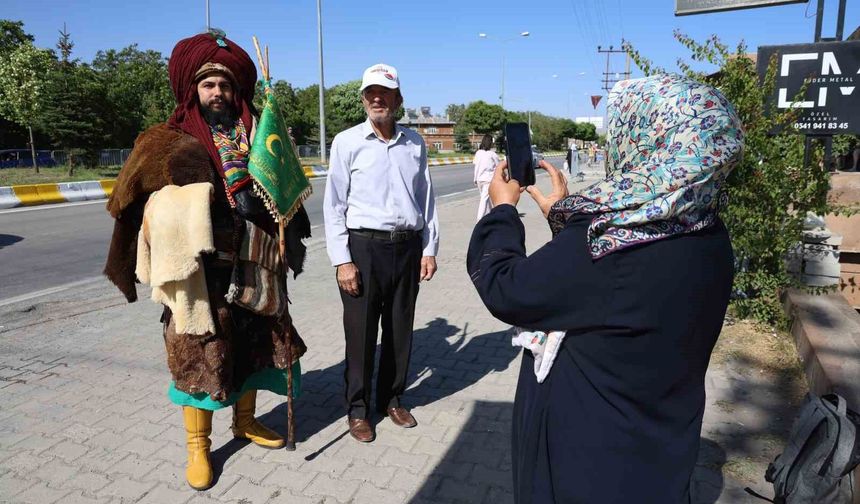 Konya’dan Ahlat’a Selçuklu Kıyafetiyle Geldi