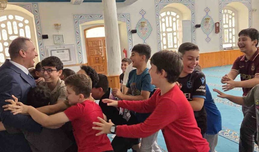 Kur’an Kursunu Bitiren Çocuklara Bordo Mavili Sürpriz