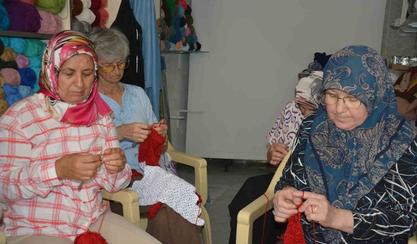 Manisa’da Kadınlardan İlmek İlmek Dev Türk Bayrağı