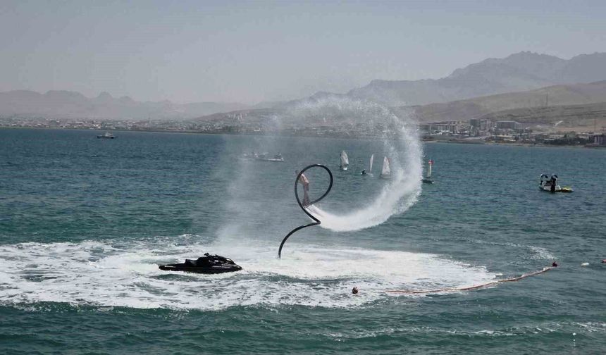 Van Gölü'nde Türk Bayraklı Flyboard Şovu