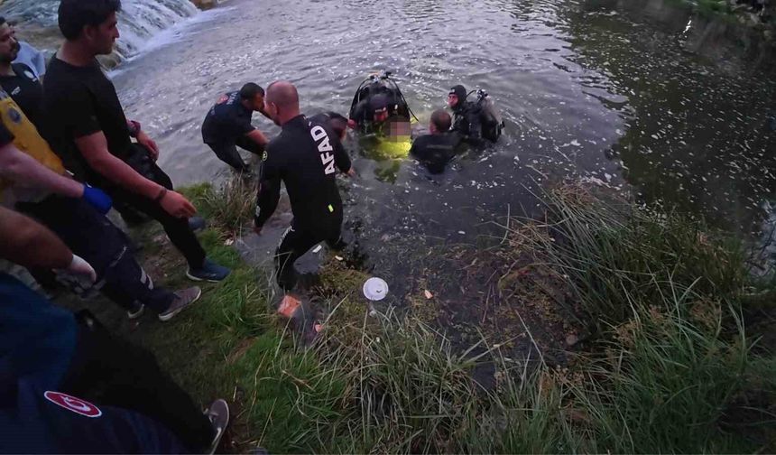 Van'da Acı Olay: Eşini Ve Çocuğunu Kurtardı, Hayatını Kaybetti