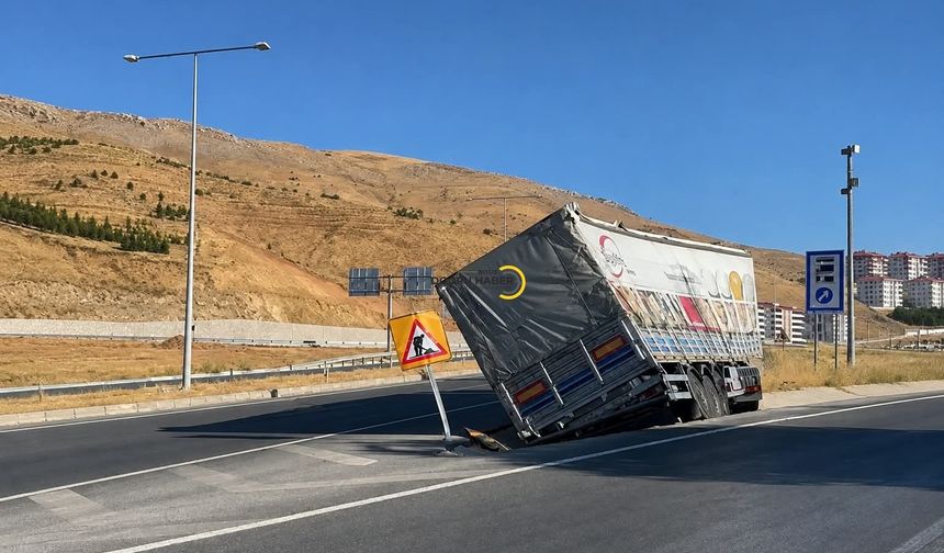 Bitlis Çevre Yolunda Tır Boşluğa Düştü