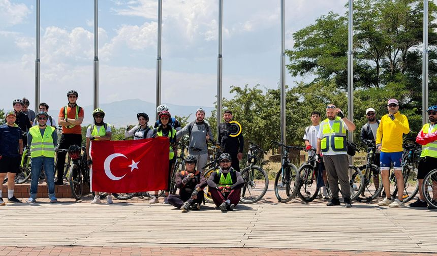 Bitlis'te 30 bisikletli 90 kilometre pedal çevirdi, Ahlat'ın tarihi mirasını ziyaret etti