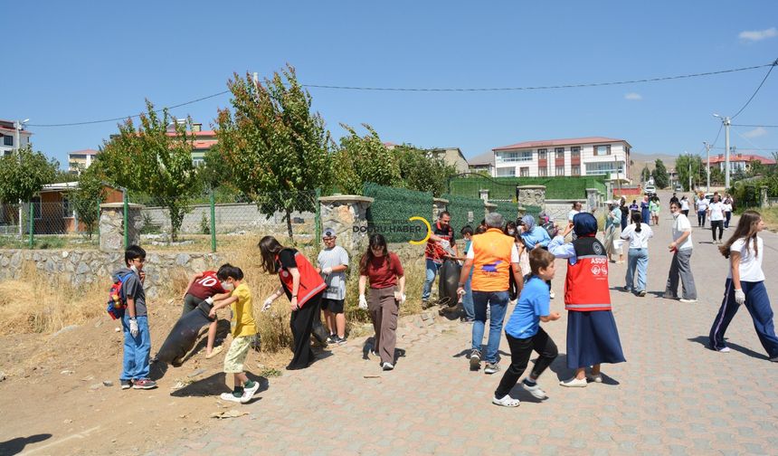 Çocuklar Van Gölü İçin Çöpleri Topladı